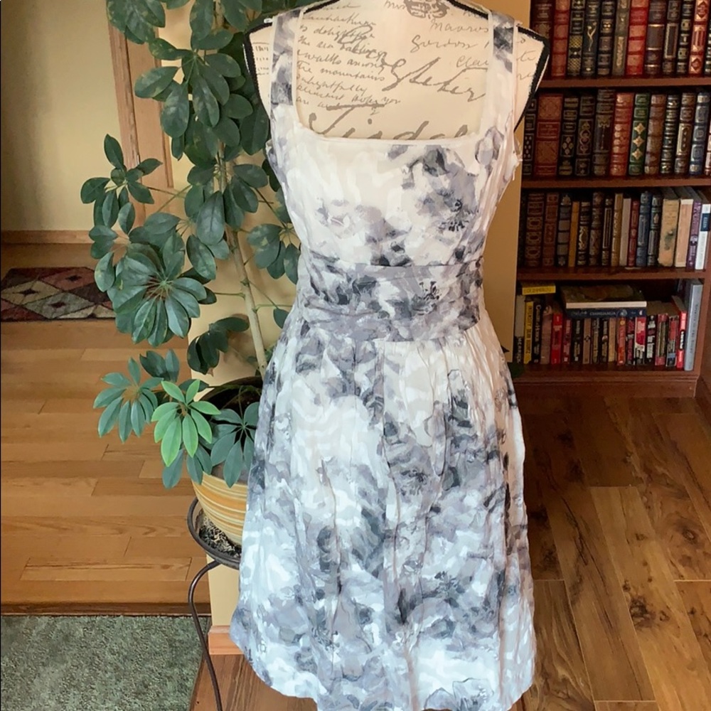 W by WORTH DRESS. BEAUTIFUL AND DAINTY. Size 8.